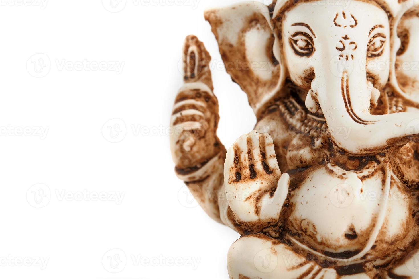 Hindu-Gott Ganesh auf schwarzem Hintergrund. Statue mit Räucherstäbchen foto