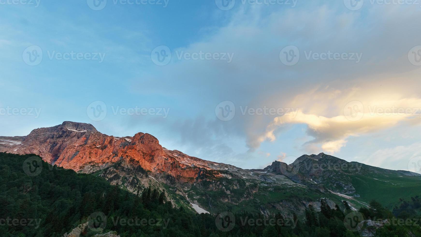 Scharlachroter hoher felsiger Berg bei Sonnenuntergang. Kaukasisches Reservat, Bergfischt, Region Krasnodar foto