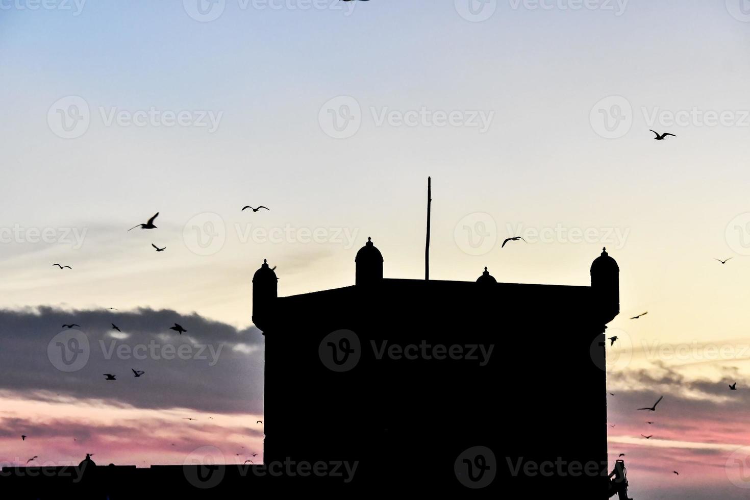 Gebäudesilhouette bei Sonnenuntergang foto