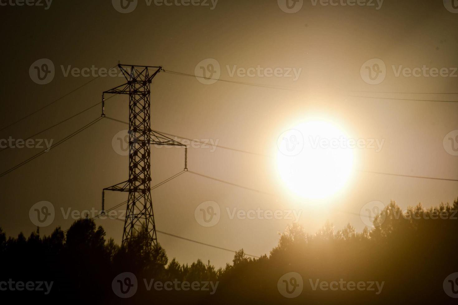 Sonnenlicht und Stromleitungen foto