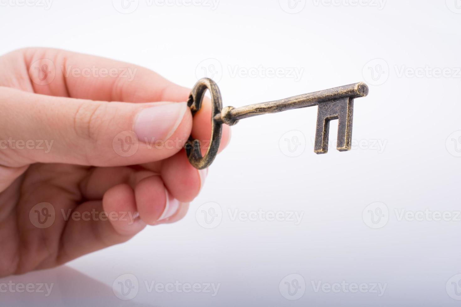 Hand hält Schlüssel foto