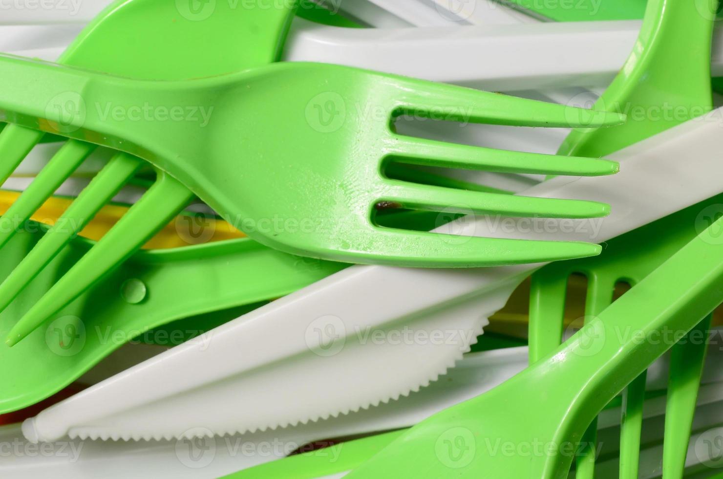 Haufen hellgelber, grüner und weißer gebrauchter Küchengeräte aus Kunststoff foto