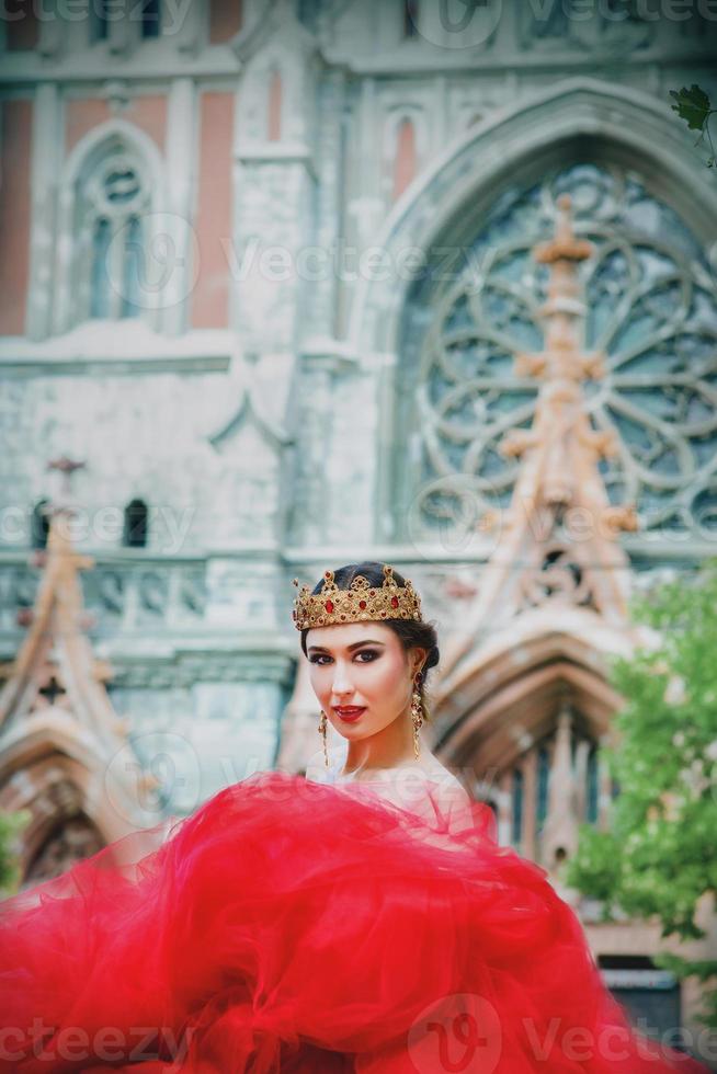 schöne frau im langen roten kleid und in der fast katholischen kathedrale der königskrone foto