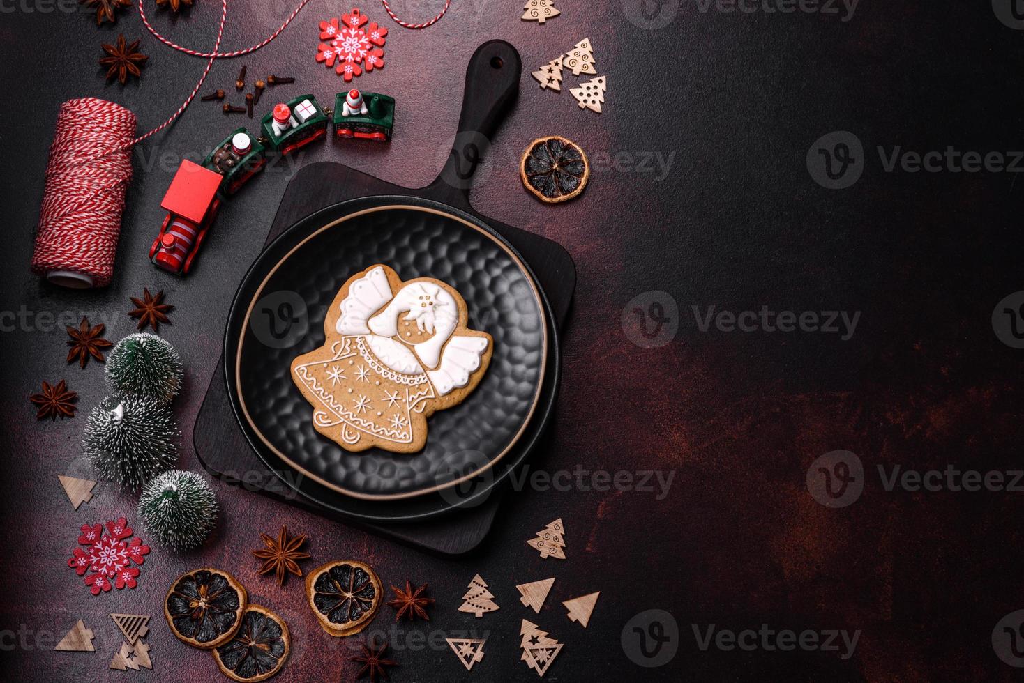 schöne verschiedene weihnachtsdekorationen und lebkuchen auf einem braunen betontisch foto
