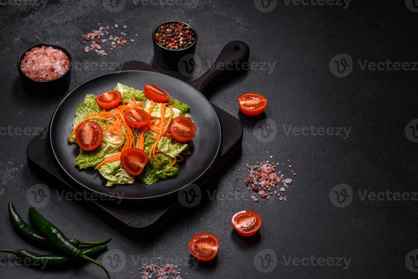 Chinakohl mit Karotten und Äpfeln, leckerer Salat foto