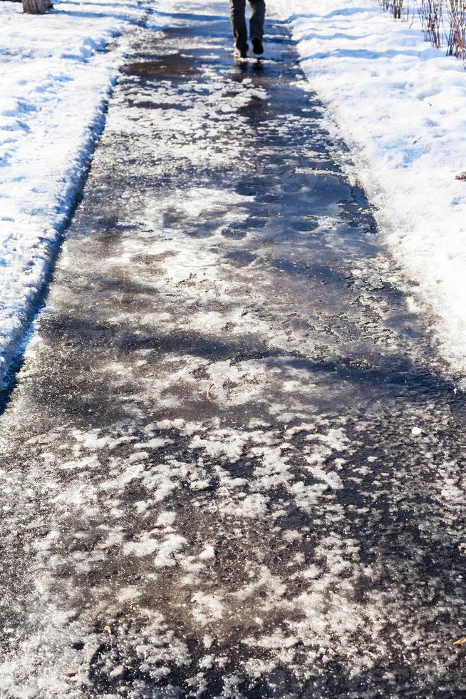 eisbedeckter Fußgängerweg im Winter foto