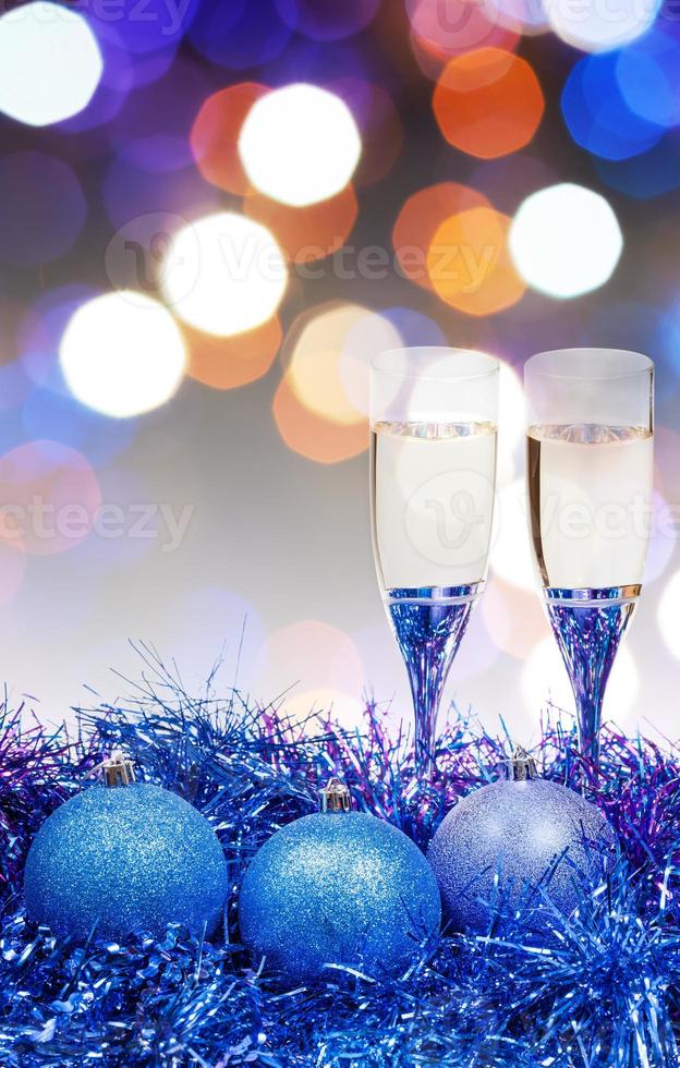 Brille, blaue Weihnachtskugeln auf verschwommenem Hintergrund 10 foto
