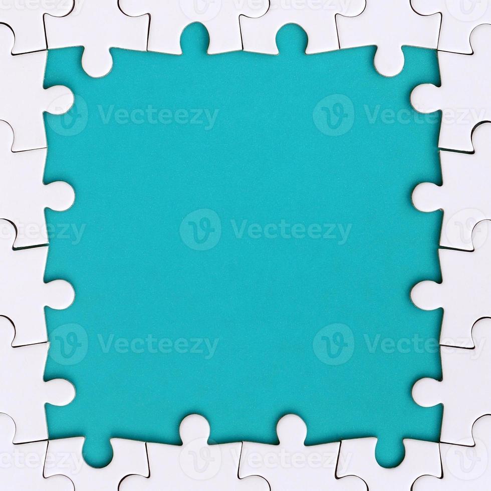 Rahmen in Form eines Rechtecks, bestehend aus einem weißen Puzzle um den blauen Raum foto