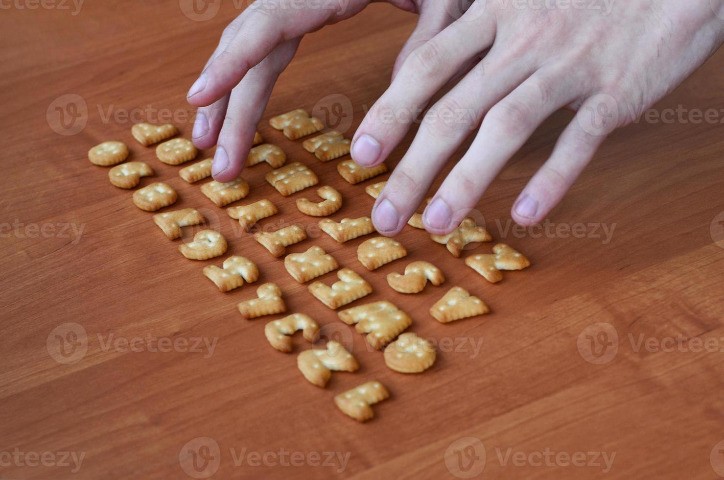 Hände auf Cracker-Tastaturtasten foto