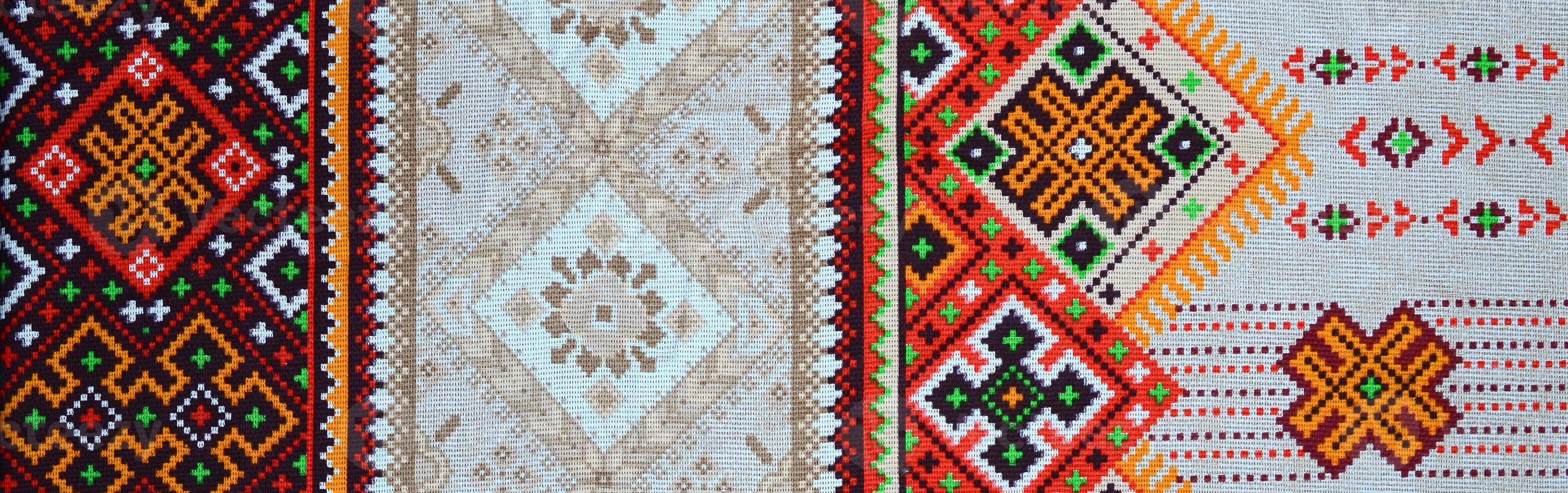 traditionelle ukrainische volkskunst gestricktes stickmuster auf textilgewebe foto