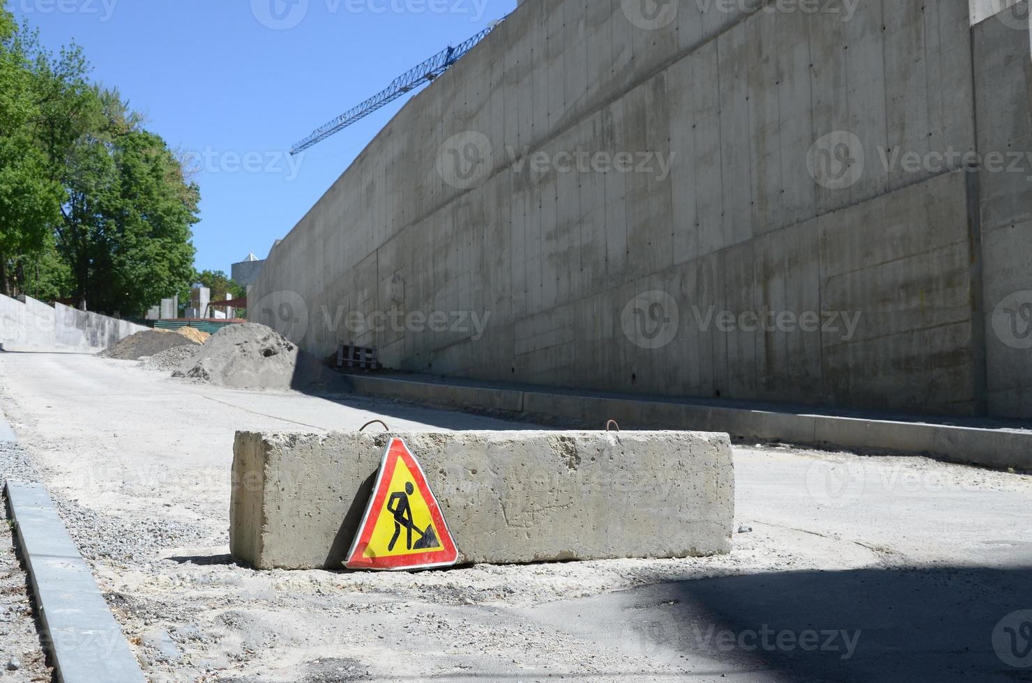 Baustellenschild für Bauarbeiten in der Stadtstraße foto