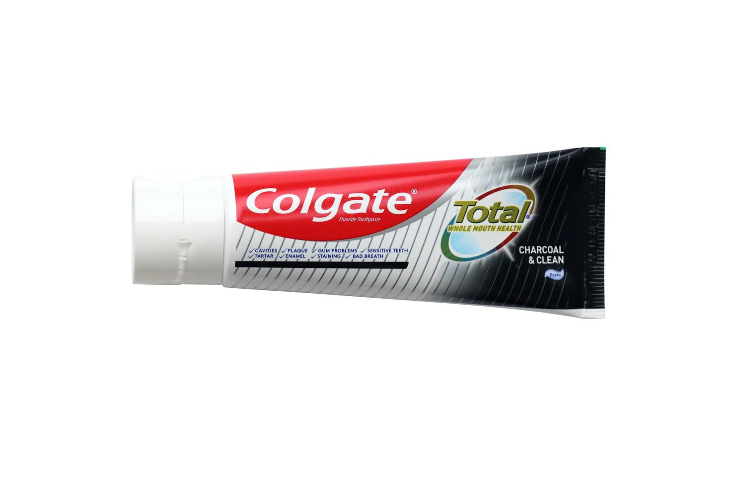 ternopil, ukraine - 23. juni 2022 colgate zahnpasta, eine marke von mundhygieneprodukten, die vom amerikanischen konsumgüterunternehmen colgate-palmolive hergestellt werden foto