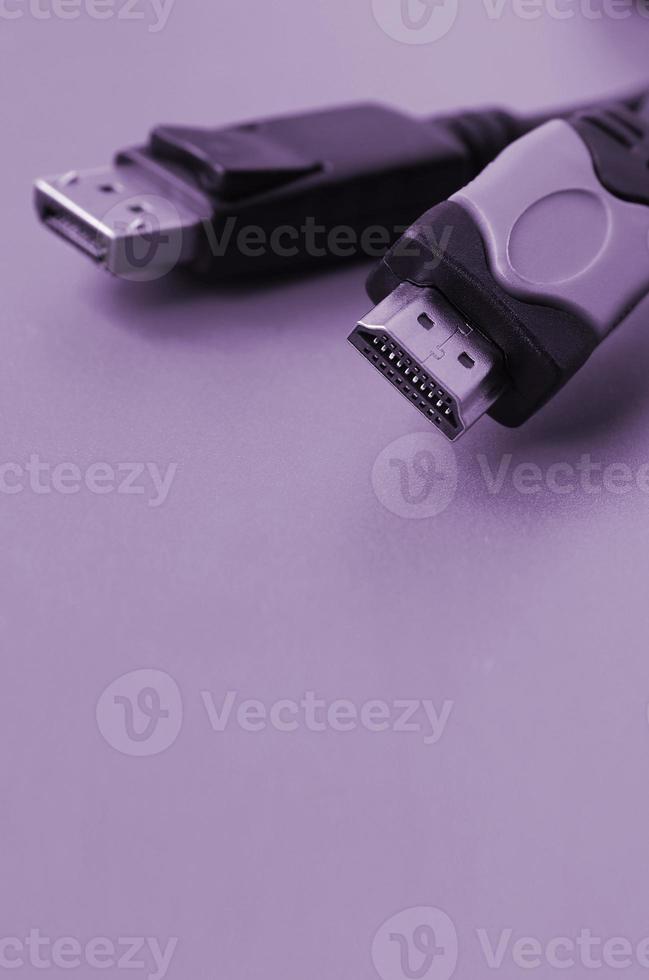 Audio-Video-HDMI-Computerkabelstecker und vergoldeter 20-poliger Displayport-Stecker für eine einwandfreie Verbindung auf violettem Hintergrund foto