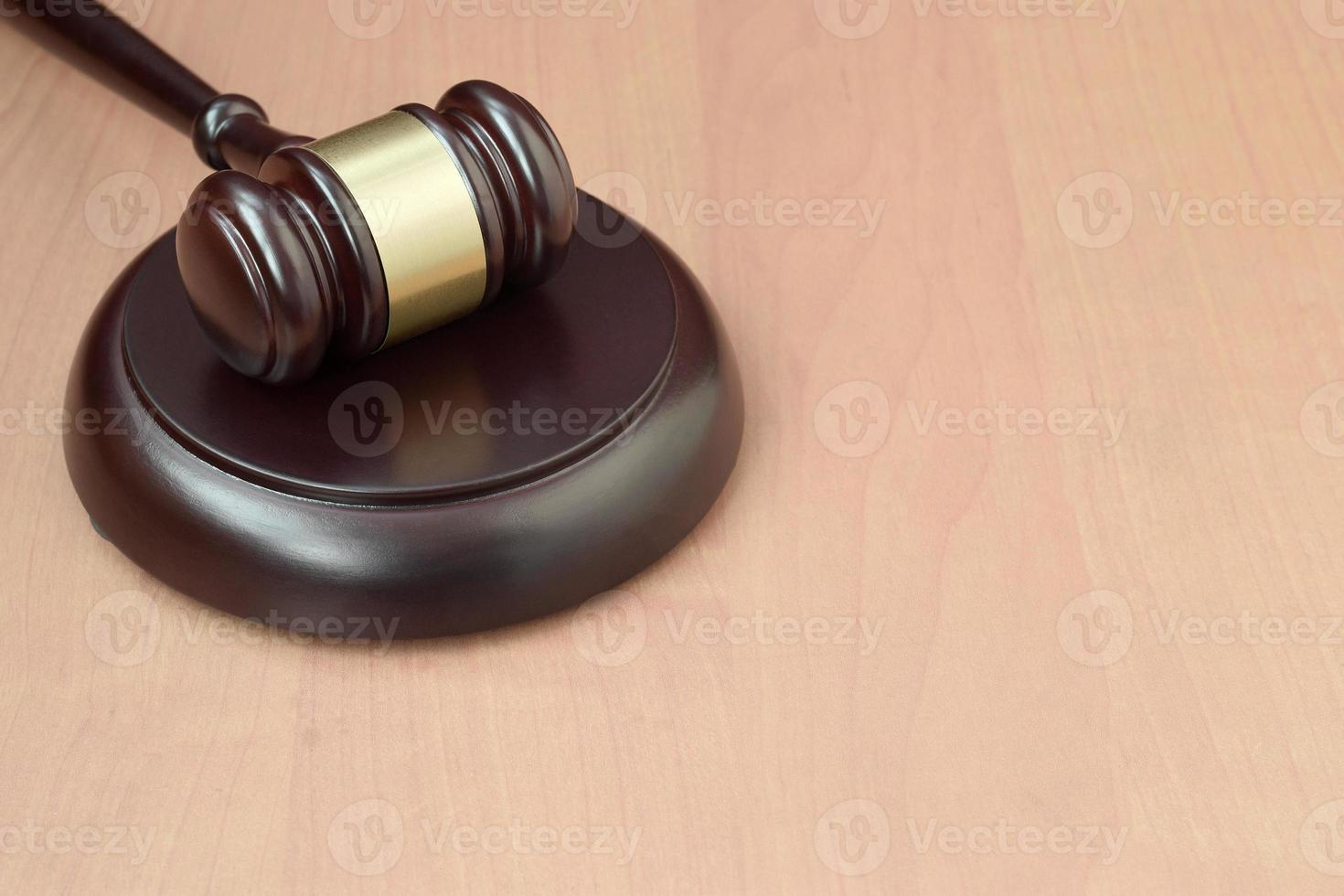 Justizhammer auf Holzschreibtisch in einem Gerichtssaal während eines Gerichtsverfahrens. gesetzeskonzept und leerer raum für text. Richterhammer foto