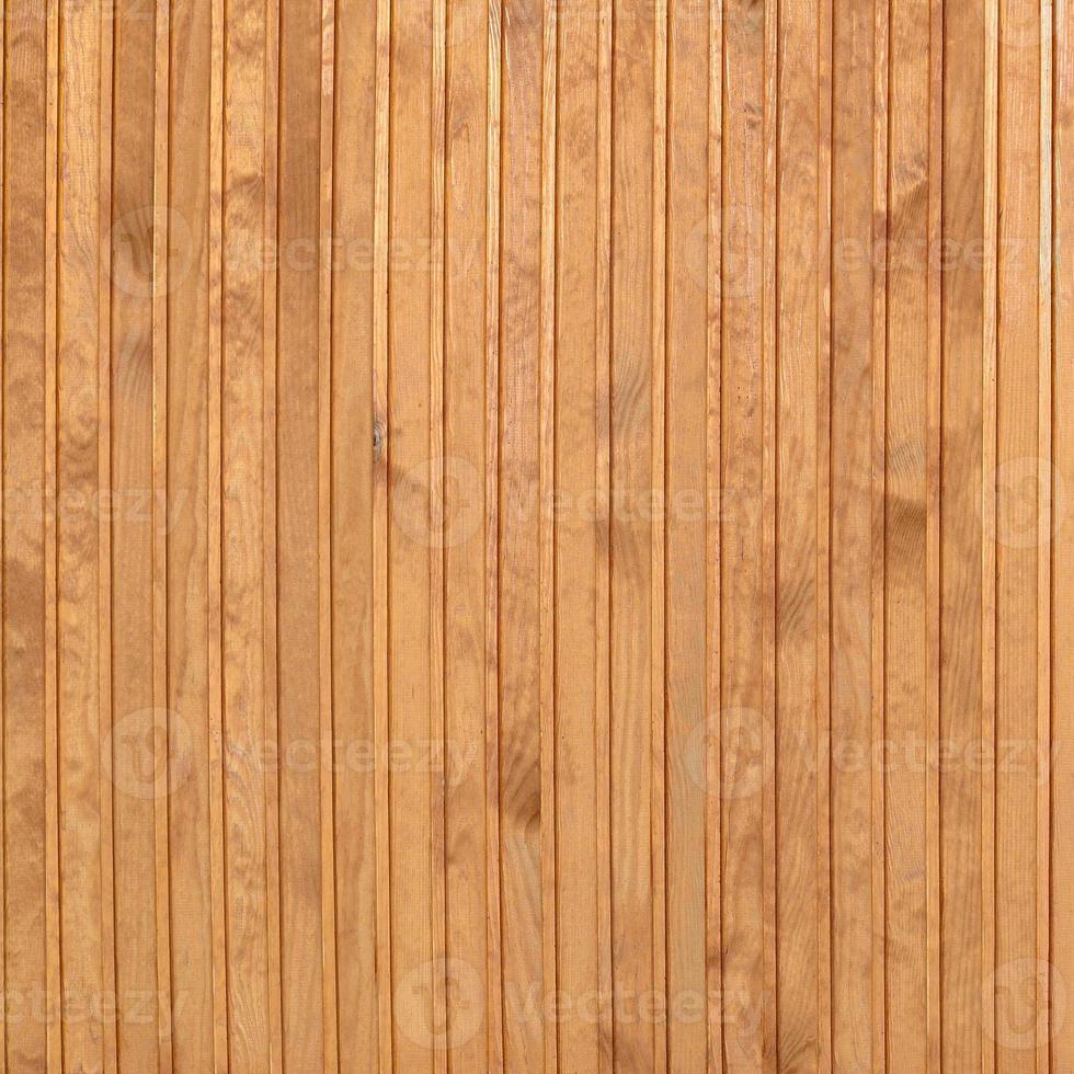 Nahaufnahme von braunen Holzzaunplatten. viele vertikale Holzbohlen foto
