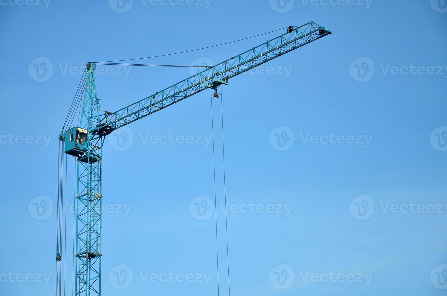 Turmdrehkran vor blauem Himmel foto