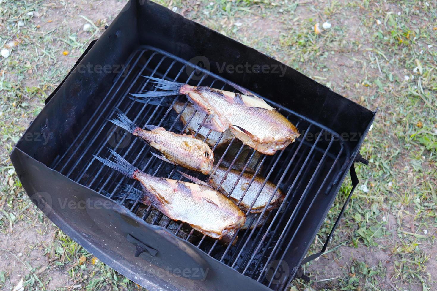 Foto von geräuchertem Fisch auf dem Grill