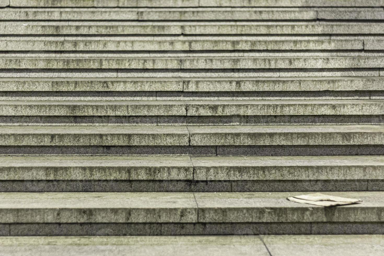 Treppe in der Stadt. Stufen als architektonisches Element. die Textur der Fliesen. foto