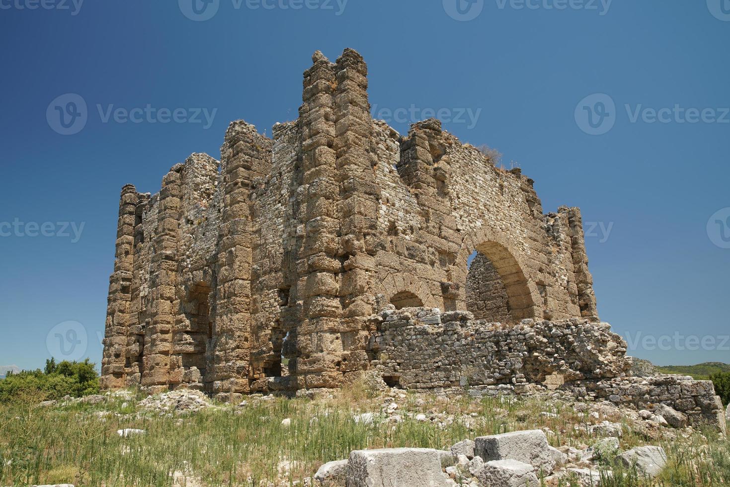 basilika der antiken stadt aspendos in antalya, turkiye foto