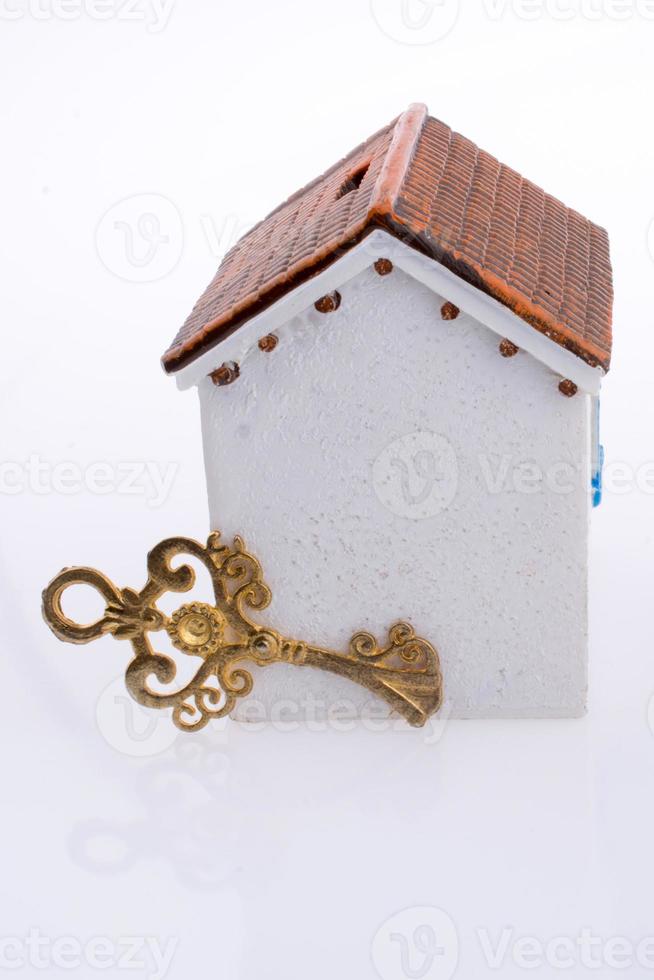 Schlüssel in der Nähe eines Hauses foto