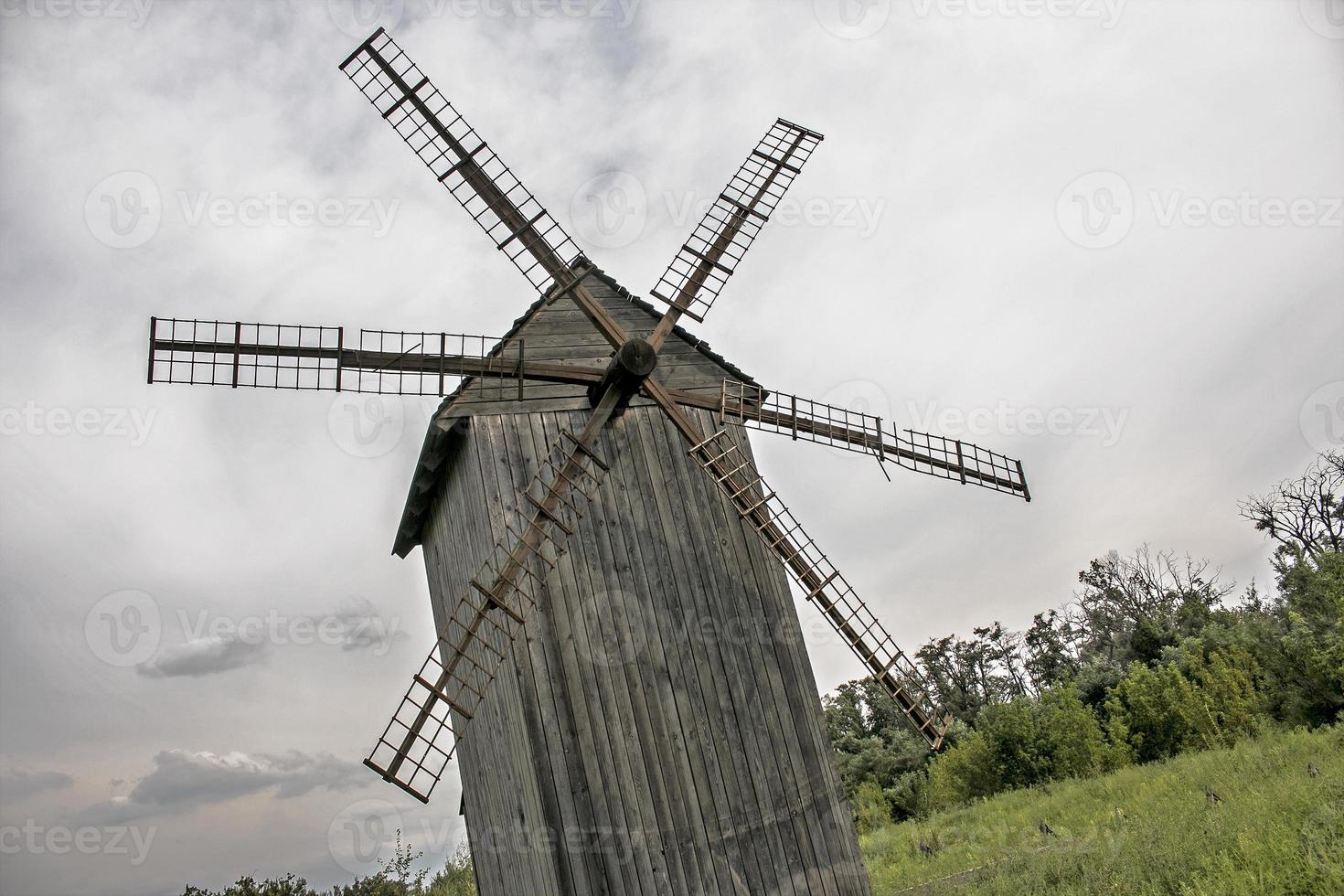 Alte Mühle aus Holz. mittelalterliche Mühle. hölzernes Gebäude foto