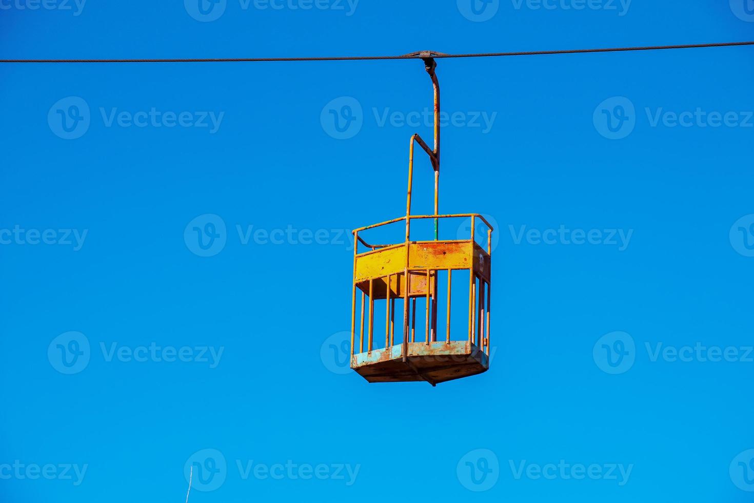 Alte Seilbahn in Dnepropetrowsk. Seilbahnkabinen vor dem Hintergrund des blauen Himmels und der Stadtlandschaft. foto