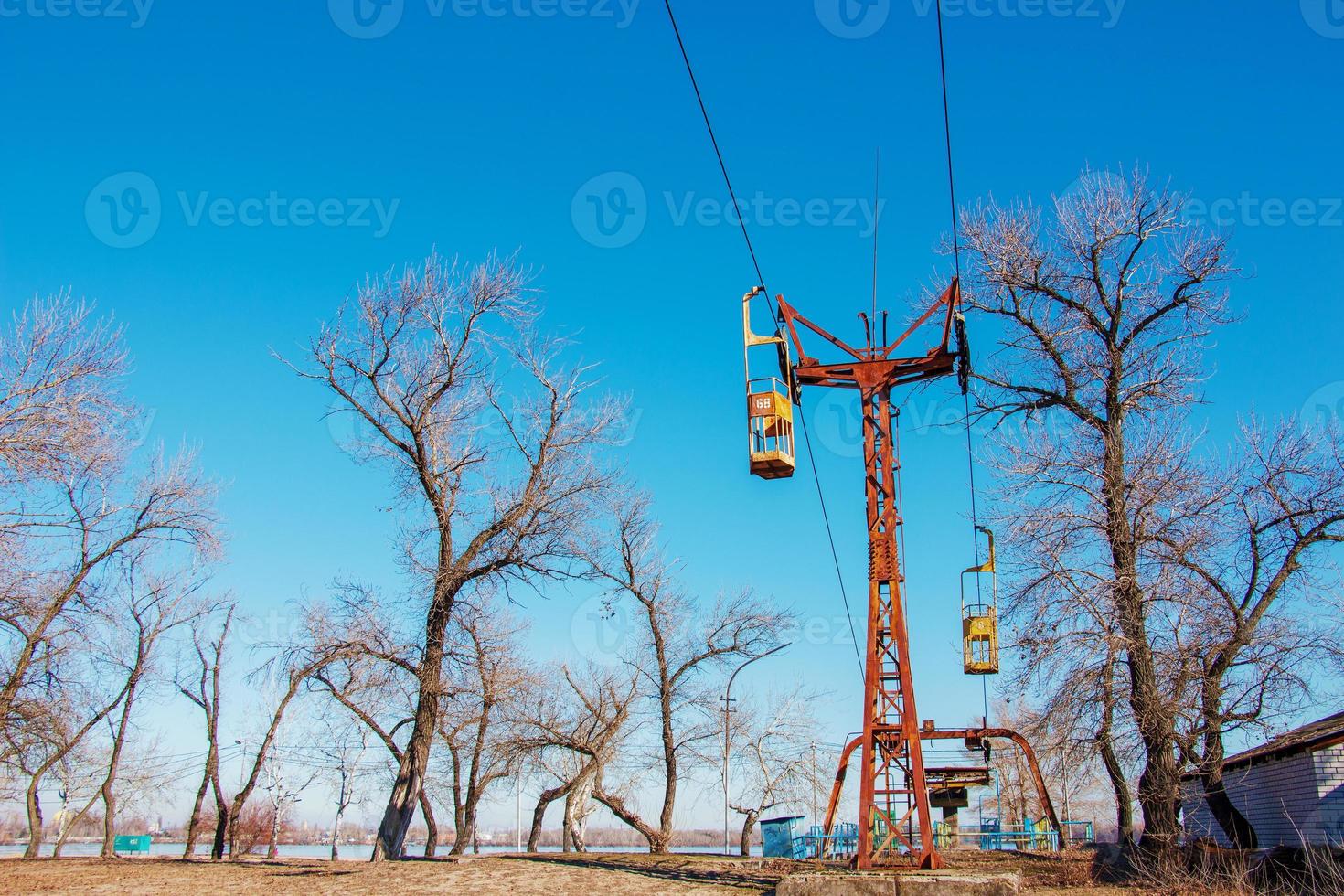 Alte Seilbahn in Dnepropetrowsk. Seilbahnkabinen vor dem Hintergrund des blauen Himmels und der Stadtlandschaft. foto