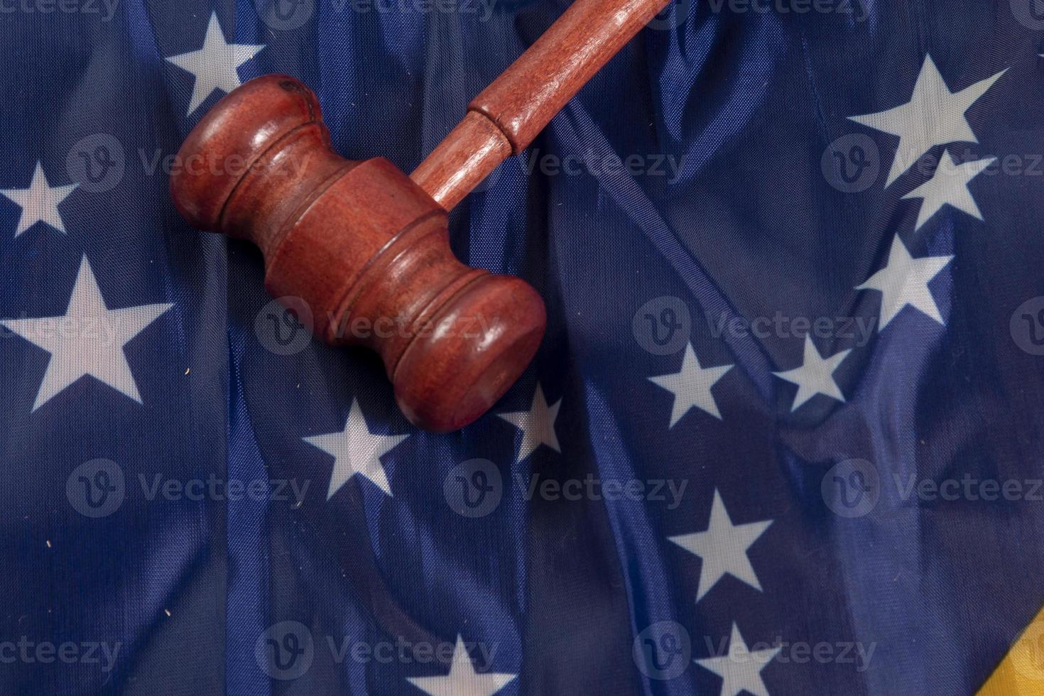 Hammer Symbol der Gerechtigkeit auf der brasilianischen Flagge mit den Gerichten foto