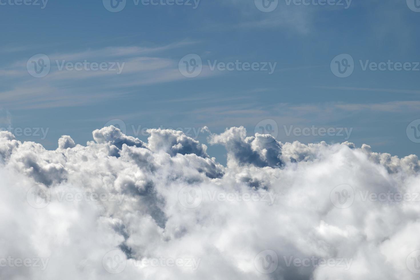 über den Wolken, ein ruhiger und entspannender Moment. blauer Himmel. Hintergründe und Texturen. abstrakte Atmosphäre. Himmel und Wolkengebilde. foto