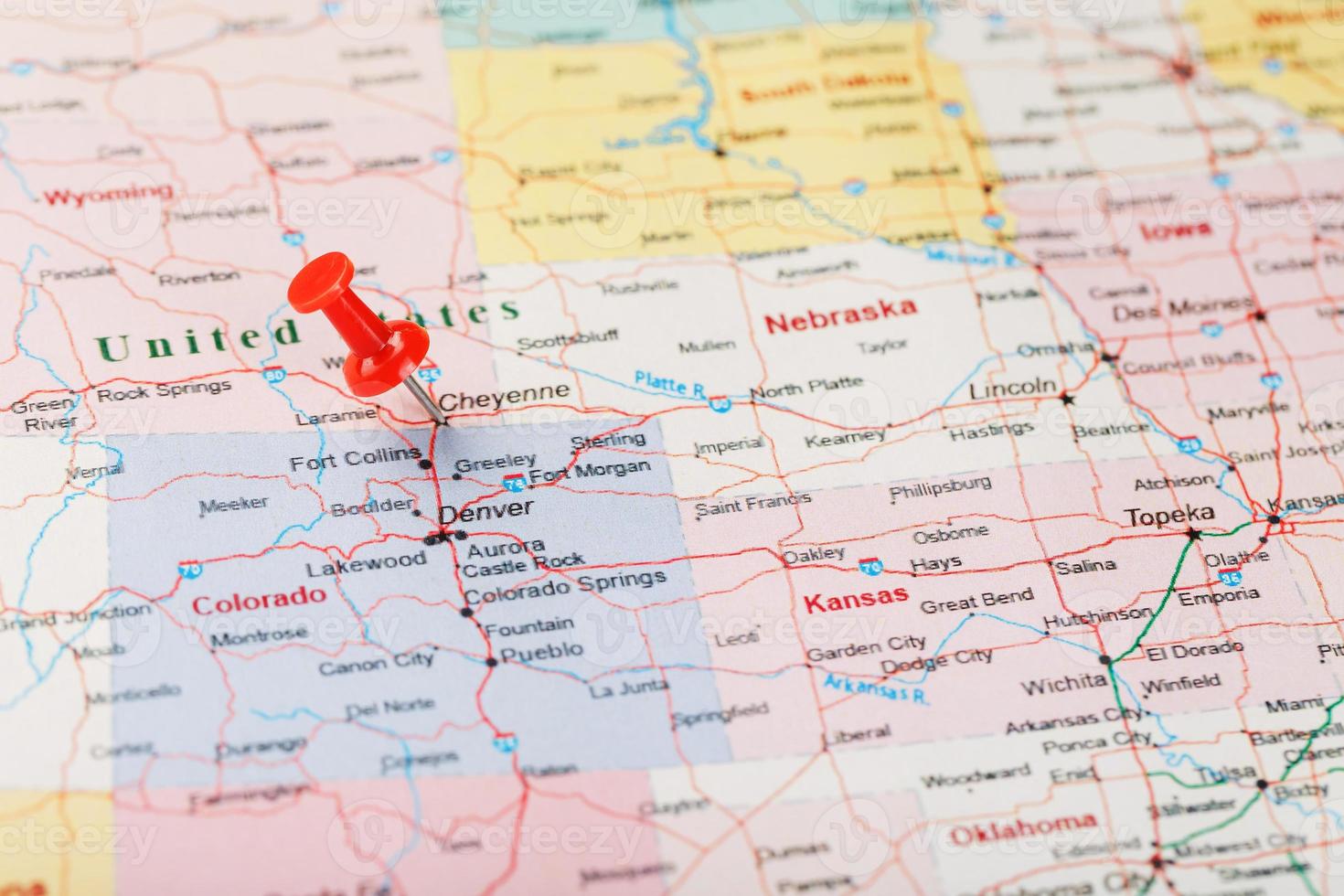 rote Schreibnadel auf einer Karte der Vereinigten Staaten, Wyoming und der Hauptstadt Cheyenne. nahaufnahme karte von wyoming mit rotem stift, us-kartenstift foto