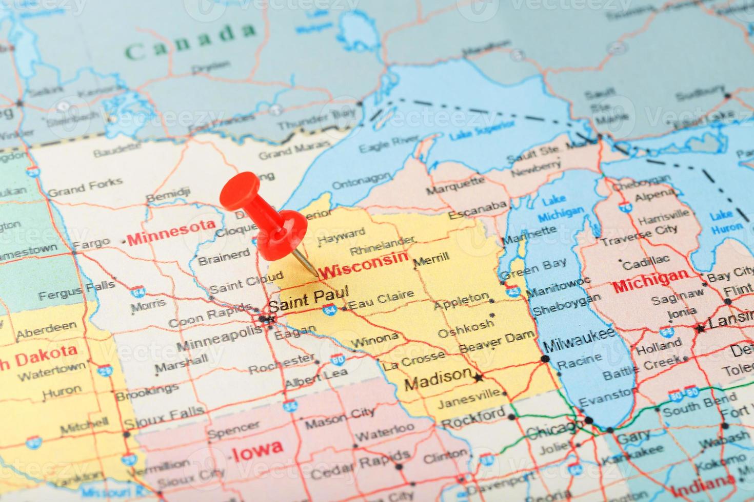 rote schreibnadel auf einer karte von usa, wisconsin und der hauptstadt madison. Nahaufnahme der Karte von Wisconsin mit rotem Reißzwecken foto