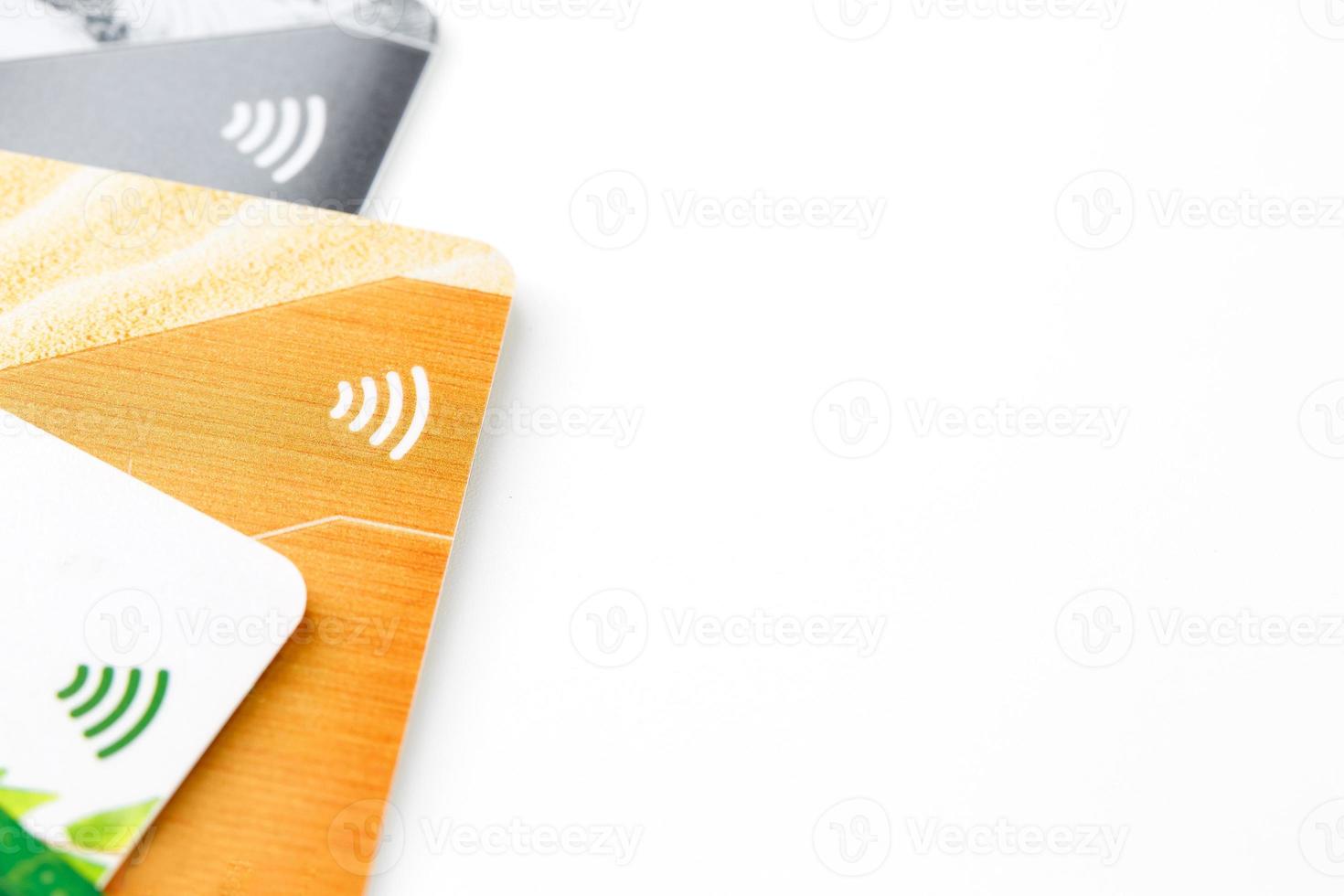Kreditkarten mit kontaktloser Zahlung. Stapel von Kreditkarten auf weißem, isoliertem Hintergrund foto