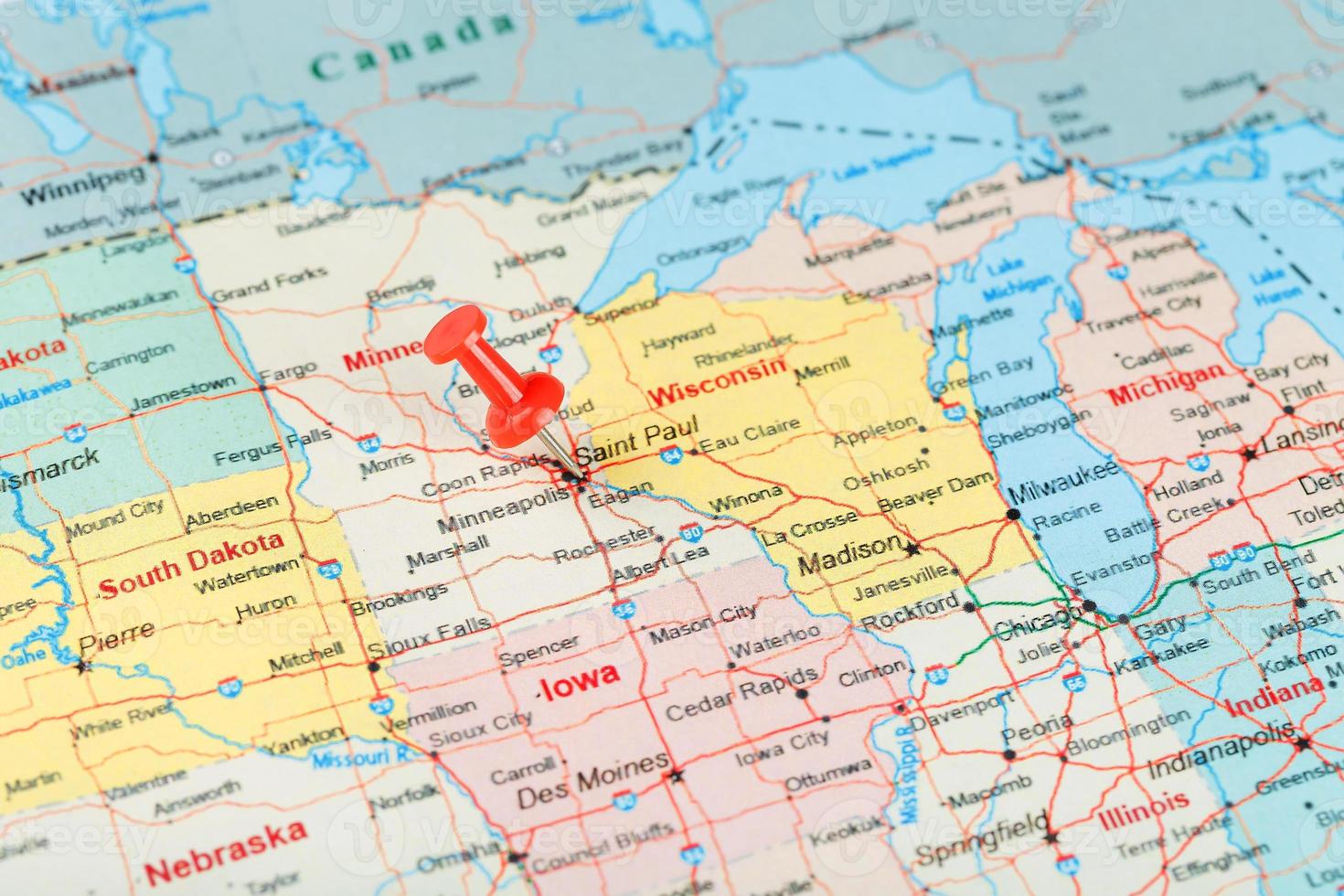rote schreibnadel auf einer karte von usa, minnesota und der hauptstadt saint paul. Nahaufnahme der Karte von Minnesota mit rotem Reißzwecken foto