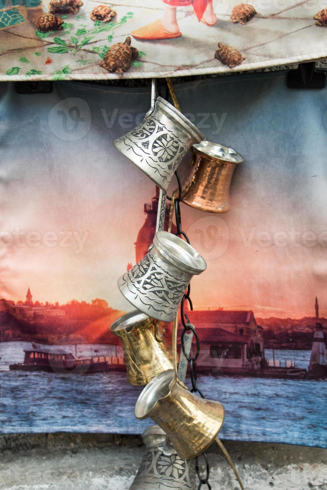 Türkische Kaffeekannen aus Metall im traditionellen Stil foto