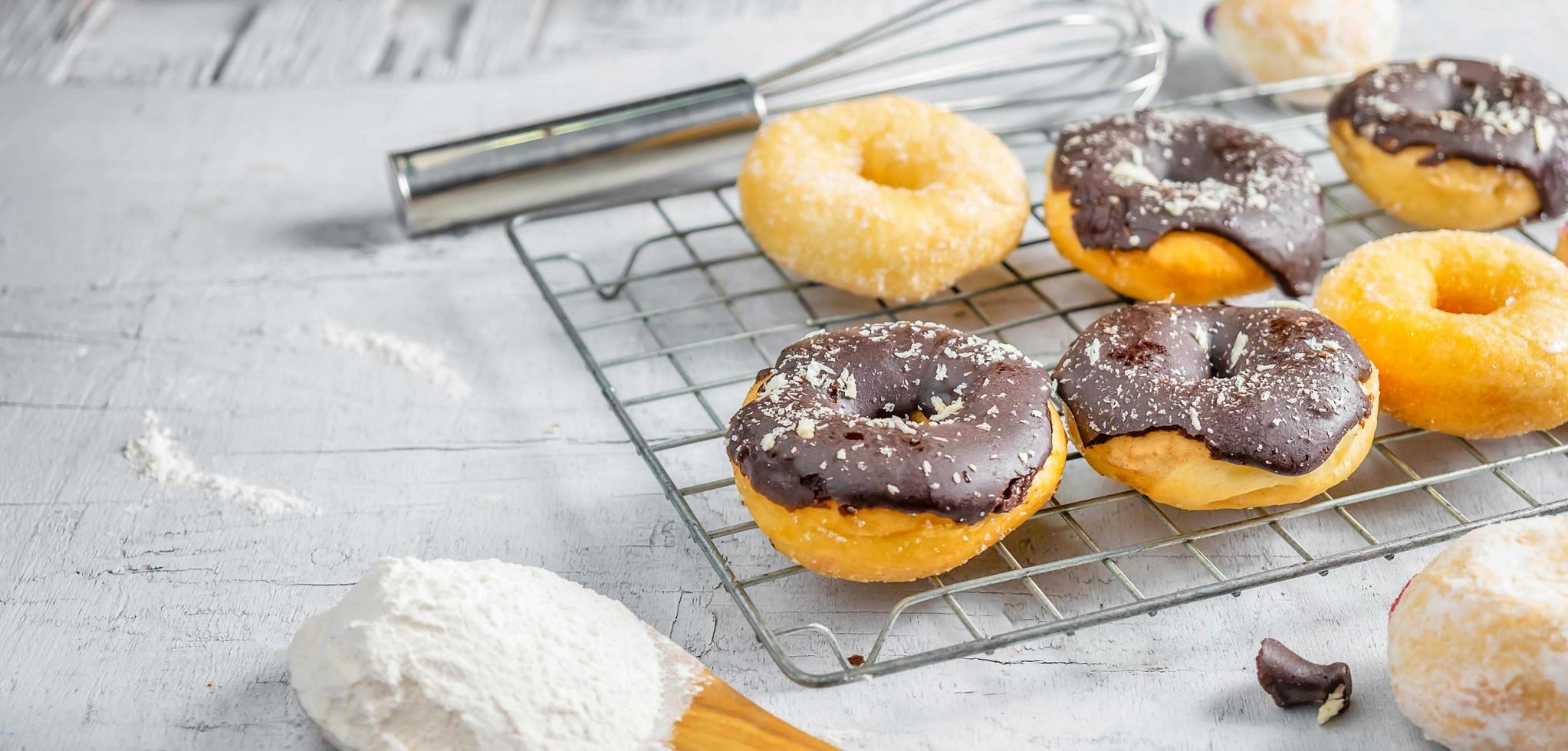 Schokoladenkrapfen und rosa Donuts auf dem Küchentisch foto