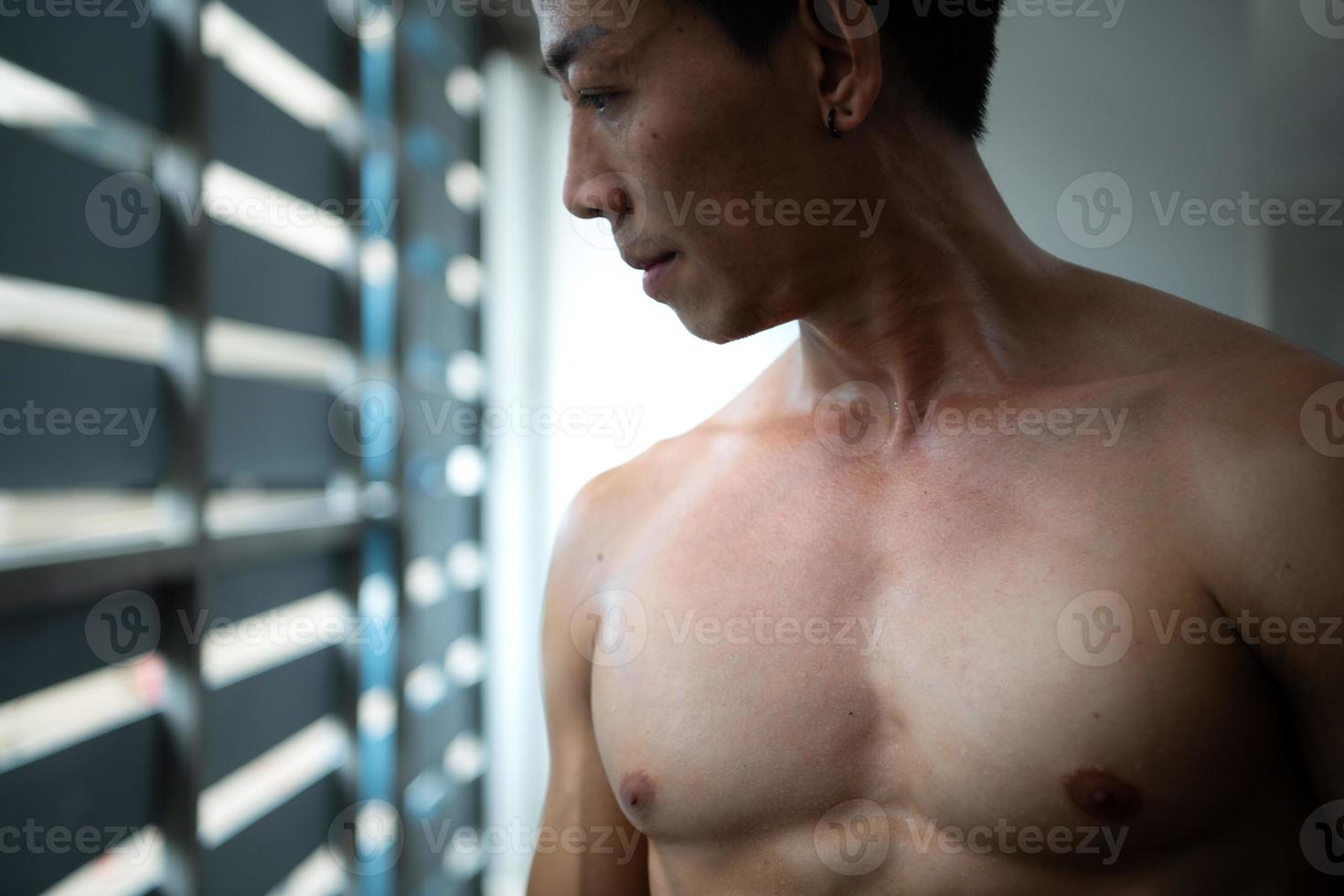 Wirkung von Übungen zum Aufbau von Brustmuskeln machen den jungen Mann zu einem intelligenten, schönen Körper. foto