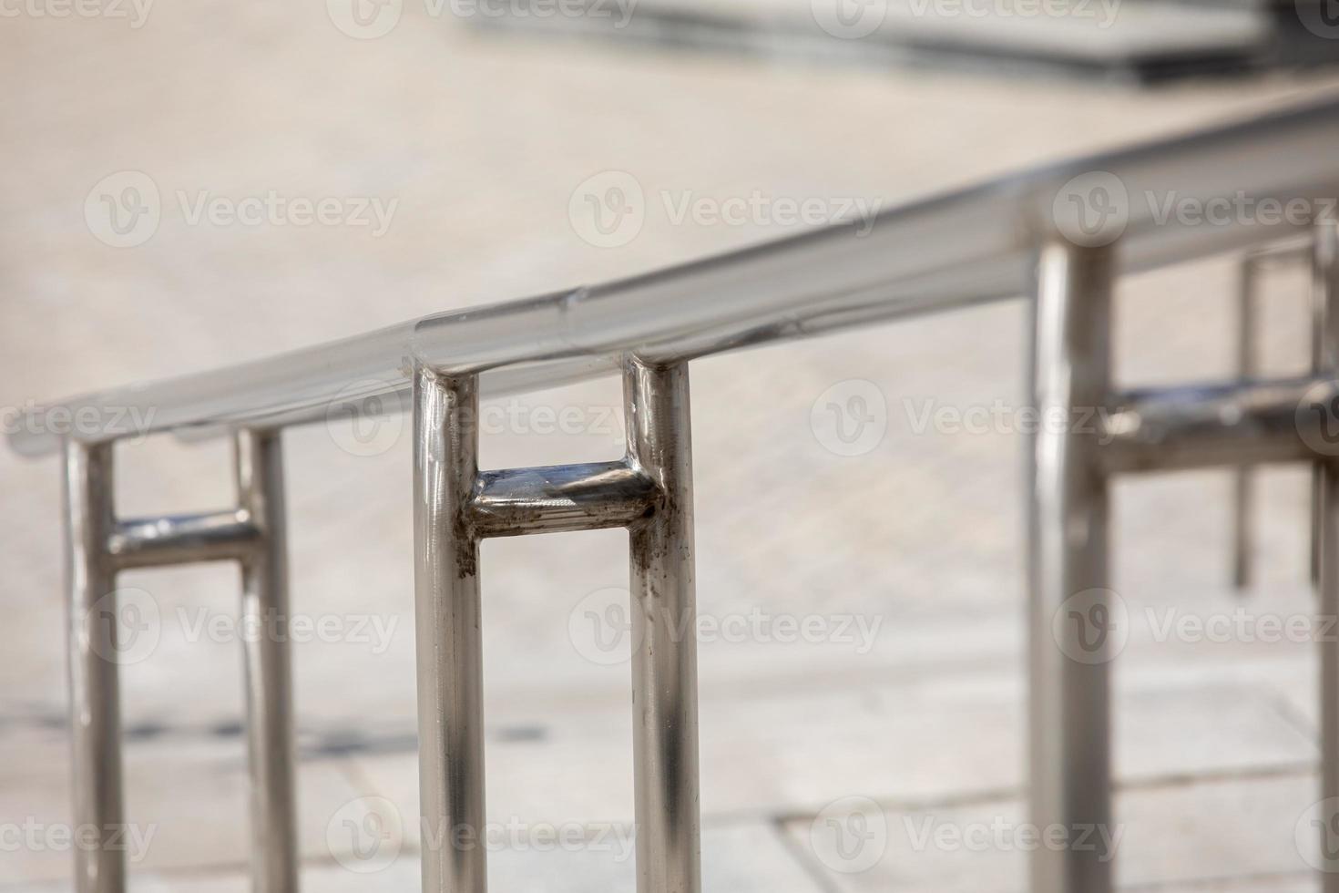 Außentreppe aus Beton mit Handlauf aus Edelstahl, Vorderansicht, Nahaufnahme foto
