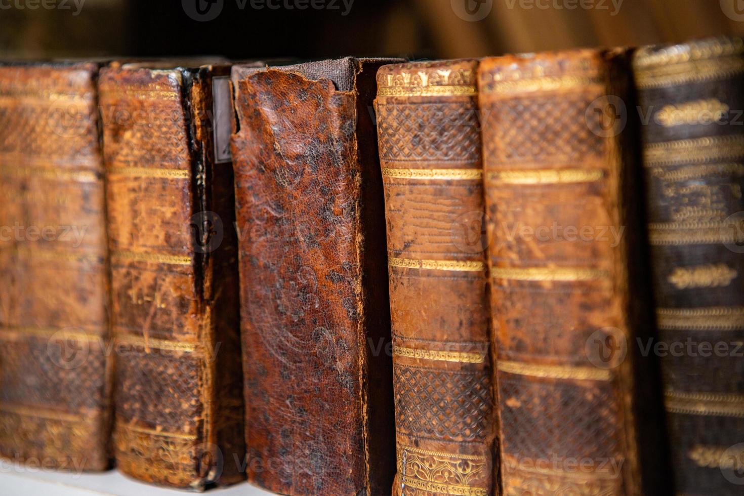 Sehr alte Bücher, die in den Regalen der Bibliothek stehen. Bücher als Symbol des Wissens. foto