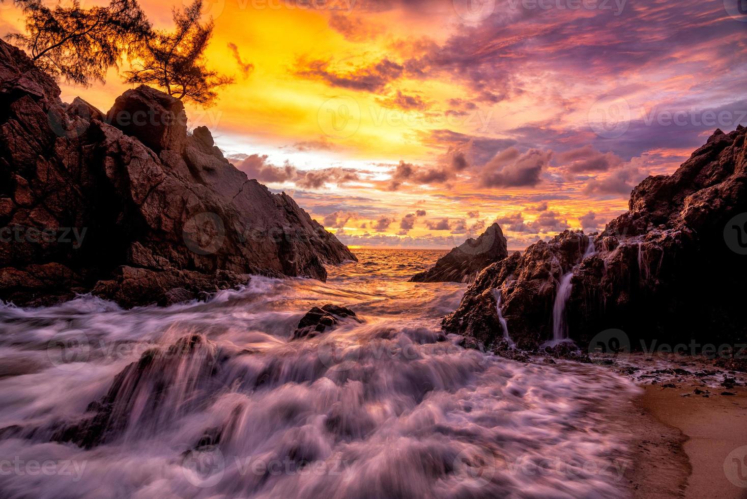 schöner sonnenuntergang und meereswellen am bananenstrand, phuket foto