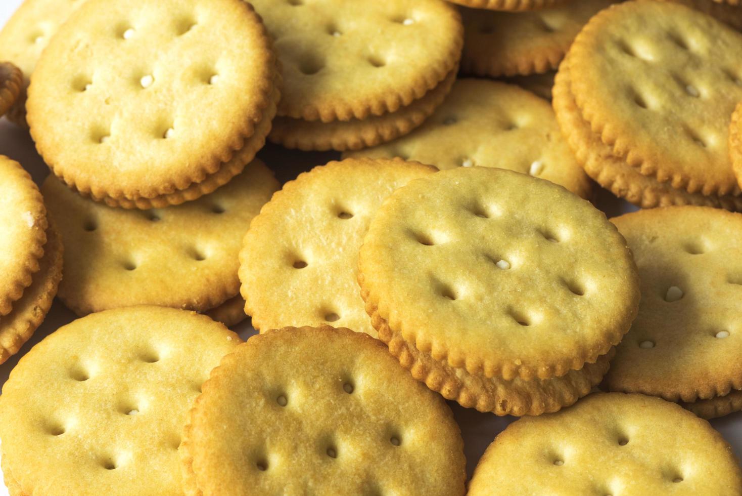 gelbe runde Cracker mit Sahne im Inneren foto