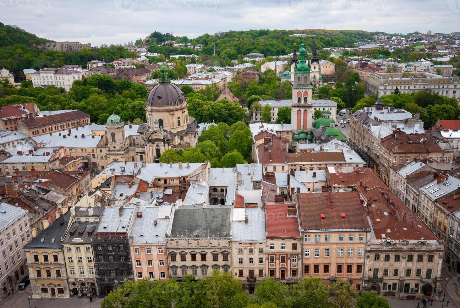 Blick vom Dach auf die Stadt. blick auf den platz rynok vom dach des rathauses. Ukraine, Lemberg foto