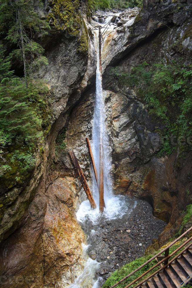 schöner wasserfall in der raggaschlucht eine schlucht in den bergen in österreich. Ausblick von Oben. foto