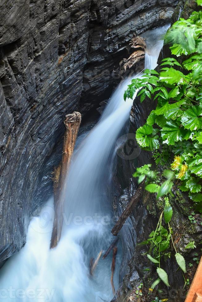 Kleiner Wasserfall in einer Schlucht in Österreich mit langer Belichtung, der glattes Wasser verursacht foto