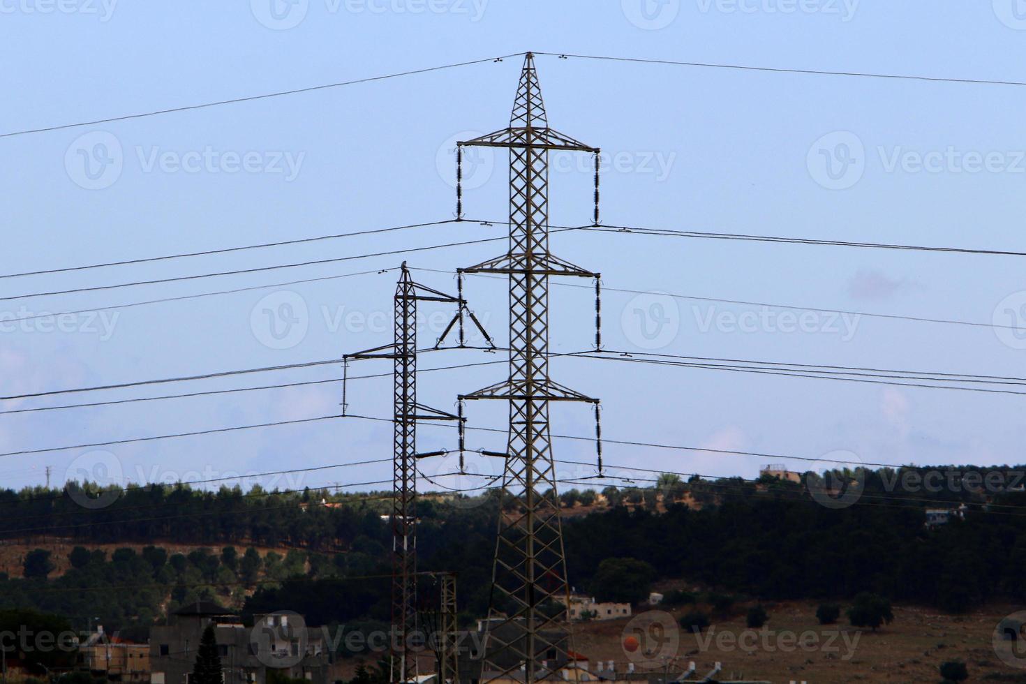 Drähte an einer Stange, die elektrischen Hochspannungsstrom führen. foto