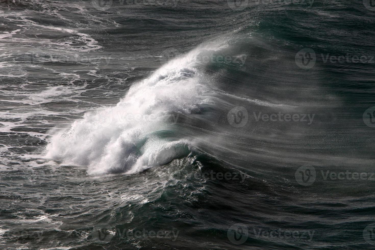 Sturm und Wind am Mittelmeer im Norden Israels. foto