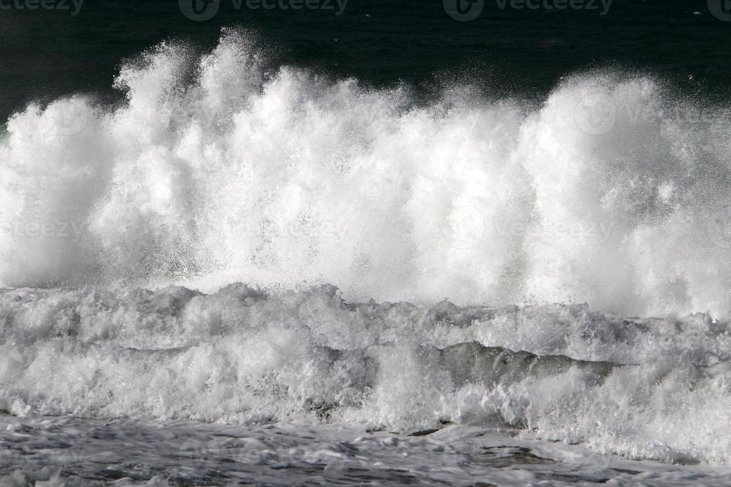 Sturm und Wind am Mittelmeer im Norden Israels. foto