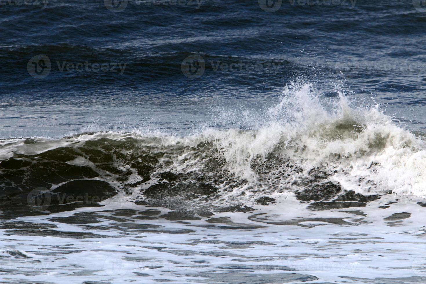 Sturm und Wind am Mittelmeer im Norden Israels. foto