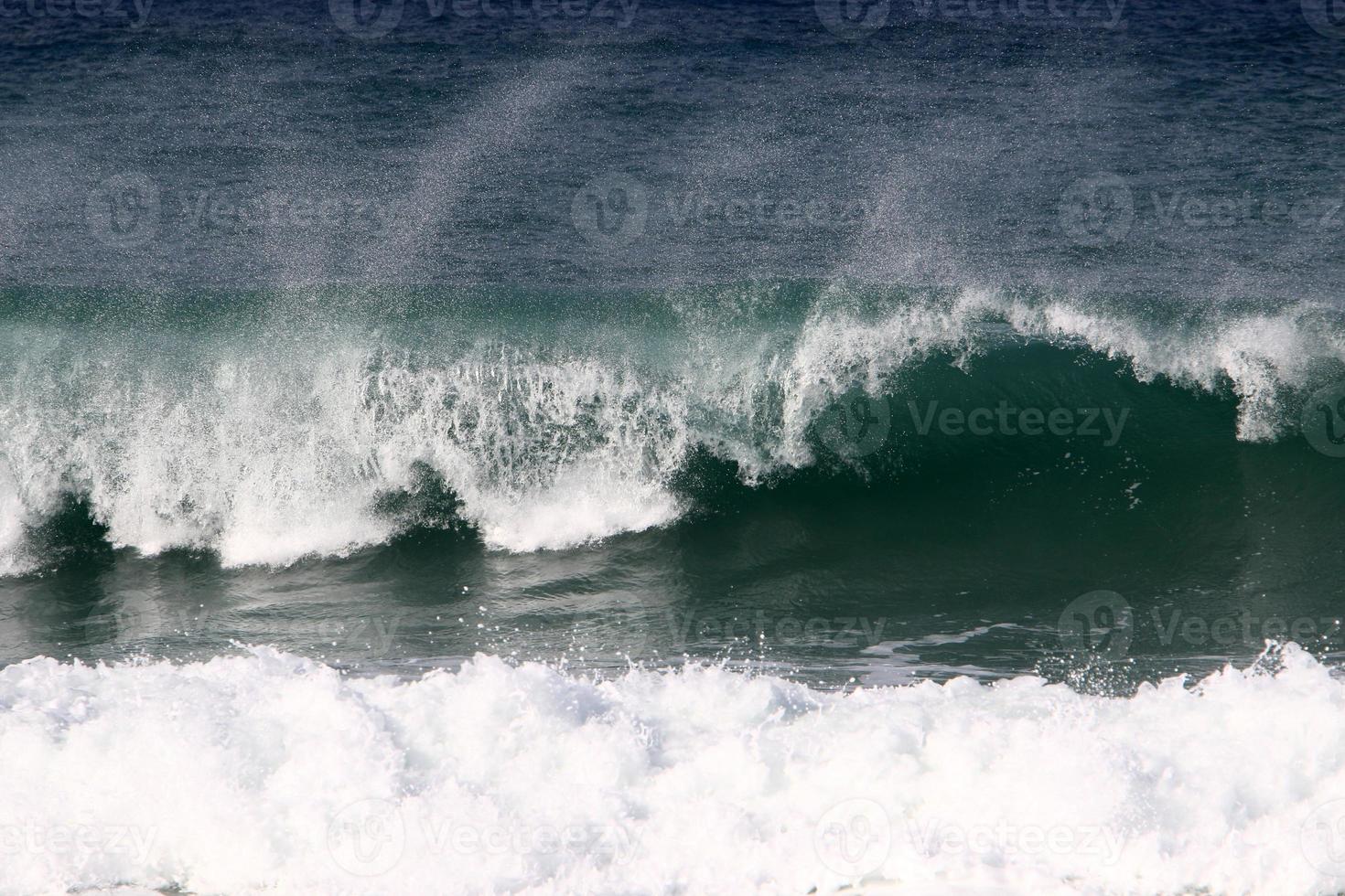 Sturm und Wind am Mittelmeer im Norden Israels. foto