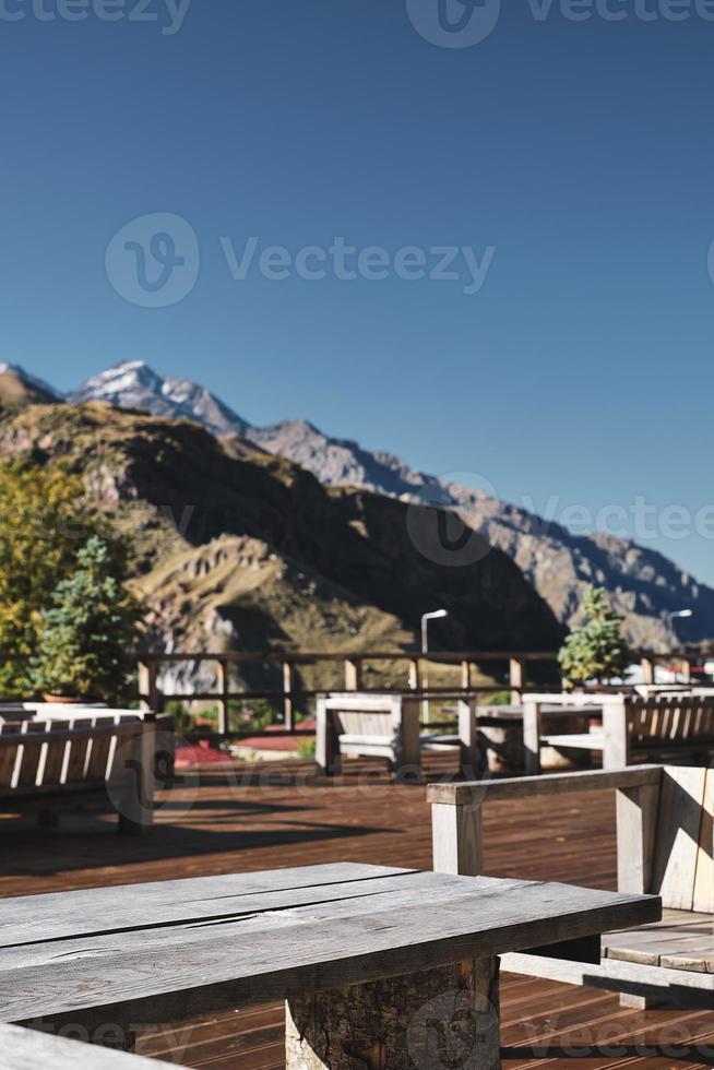 Terrasse mit schönem Blick auf die Berge, selektiver Fokus unscharfer Hintergrund, Georgien hoher Kaukasus, die Idee von Tourismus und Urlaub in den Bergen foto