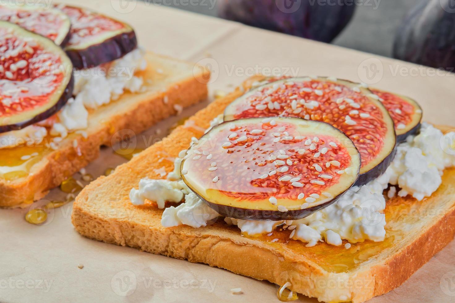 Bruschetta mit Feigenhonig, Sesamsamen und frischem Weichkäse, auf Bastelpapierträger, Nahaufnahme, selektiver Fokus auf Toast foto